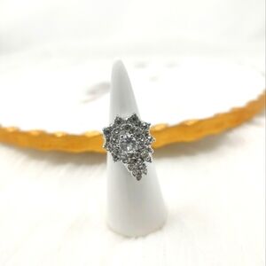 18k Stunning silver and diamond ring